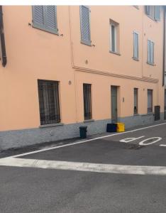 une rue vide devant un bâtiment dans l'établissement Apartment Orio 2, à Orio al Serio