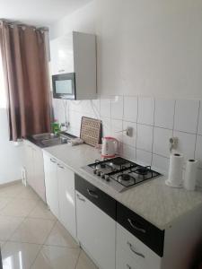 cocina blanca con fogones y fregadero en Apartments Bella Vista Split, en Split