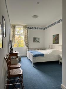 1 dormitorio con 1 cama grande y 1 silla en Schloss Rössing - Messezimmer in historischem Ambiente, en Nordstemmen