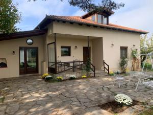 ein Haus mit einer Terrasse davor in der Unterkunft Philippe chateau in Krepeni