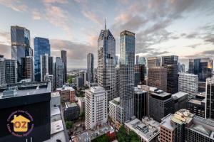 een luchtzicht op een stad met hoge gebouwen bij Aussie Escape Apartments in Melbourne