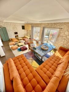 Chill House surf camp في سيدي كاوكي: غرفة معيشة مع أريكة وطاولة