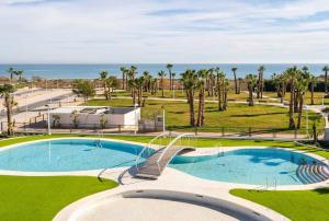 Bazén v ubytování CASA AMANECER 1ªLinea de Playa Familiar nebo v jeho okolí