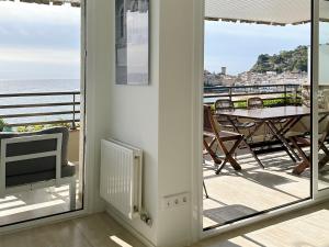 Balkon oz. terasa v nastanitvi Magnificent apartment at the sea front of Tossa de Mar