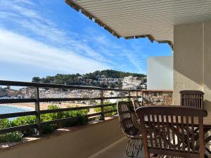 balcón con 2 sillas y vistas al océano en Magnificent apartment at the sea front of Tossa de Mar en Tossa de Mar