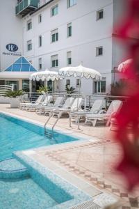 Bazén v ubytování Hotel Vittoria nebo v jeho okolí