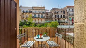 d'une table et de chaises sur un balcon avec vue. dans l'établissement Sant Pau Ramblas Apartments Serennia, à Barcelone