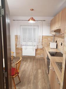 a small kitchen with a table and a window at Apartamentul Maria in Oradea
