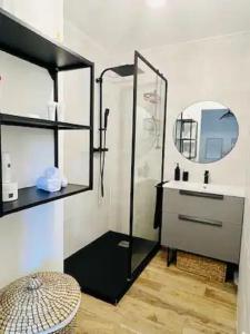 Ein Badezimmer in der Unterkunft Le Cèdre - proche Centre - Calme -Design - confort