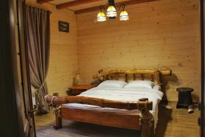 ein Schlafzimmer mit einem Blockbett in einer Blockhütte in der Unterkunft Villa Tukhlay in Tukhlya
