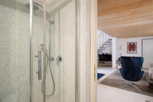 een badkamer met een douche met een glazen deur bij Casa Bartolomeo - Loft in Trastevere in Rome