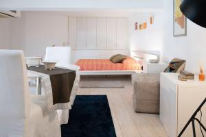 een slaapkamer met een bed en een tafel erin bij Casa Bartolomeo - Loft in Trastevere in Rome