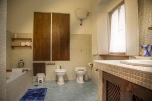 La Casetta dell'artista في جوليانو إن كامبانيا: حمام مع مرحاض وحوض استحمام ومغسلة
