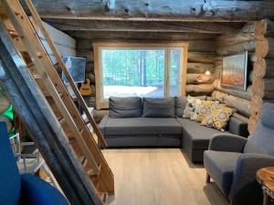 Posezení v ubytování Kaupinpirtti, Ylläs - Silver Log Cabin with Lake and Fell Scenery