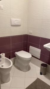 a bathroom with a toilet and a sink at Appartamento viale della stazione in Spoleto