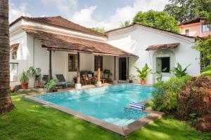 una piscina nel cortile di una casa di Casa Desa Monteiro a Divar
