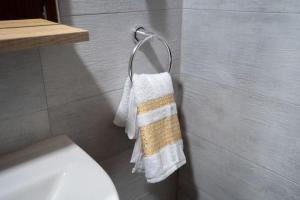 a towel hanging on a towel rack in a bathroom at Chaleureux Appartement à louer proche de la gare routière in Tangier