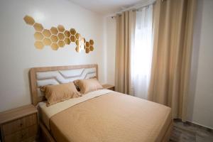 a bedroom with a bed and a window at Chaleureux Appartement à louer proche de la gare routière in Tangier