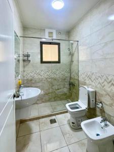 y baño con lavabo, aseo y ducha. en Tala Bay Resort Aqaba - Seafront one bedroom apartment, en Áqaba