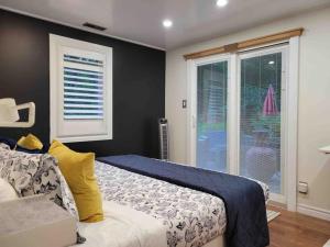 1 dormitorio con cama y ventana en Anthropocene Jewel Cottage en Milton