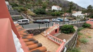 uma escada que leva a uma rua com carros estacionados em Casa Oneida em Valle Gran Rey