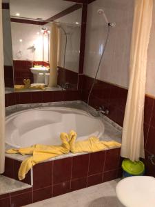 a bath tub with yellow towels in a bathroom at Vera Natura Urbanización Naturista in Vera
