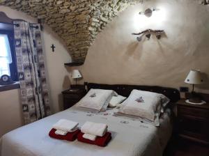 サン・ピエールにあるLe Petit Château de Vetan CIR 0023のベッドルーム1室(ベッド1台、タオル2枚付)