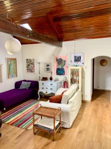 een woonkamer met een bank en een tafel bij Casa do Paço Aveiro HolidayHome in Aveiro