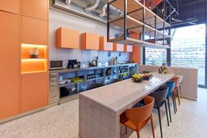 Kuchyň nebo kuchyňský kout v ubytování MEININGER Hotel Köln West