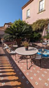 un patio avec une table et des chaises et un bâtiment dans l'établissement Casa Monte Victoria, à Malaga