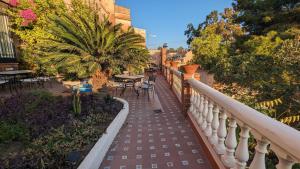 - un balcon avec une table, des chaises et des arbres dans l'établissement Casa Monte Victoria, à Malaga