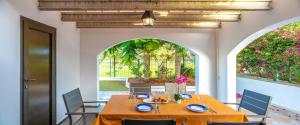Villas Las Almenas في ماسبالوماس: غرفة طعام مع طاولة وكراسي وممشى