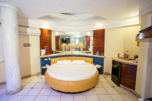 um quarto com uma cama grande numa cozinha em Motel Scala em Salvador