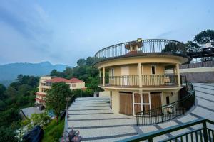 ein großes Gebäude mit Balkon darüber in der Unterkunft Misty Queen By Dimora Hotels in Kakkadampoyil