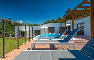 una imagen de una casa con piscina en Villa Istria Green, en Kršan