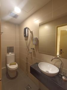 une salle de bain avec toilettes, lavabo et miroir dans l'établissement Smile Hotel Cheras Taman Segar, à Kuala Lumpur 25 autres photos