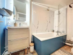 een badkamer met een bad, een wastafel en een douche bij Duplex Cosy 85 m2 hyper centre Châlons-en-Champagne in Châlons-en-Champagne