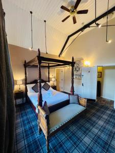 Peak Hotel Castleton في كاسلتون: غرفة نوم بسريرين ومروحة سقف