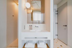 a bathroom with a sink and a mirror at Hotel Pontsteiger in Amsterdam