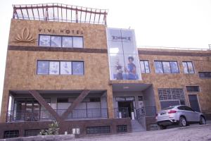 un edificio con un coche aparcado delante en Vivi Hotel, en Praia