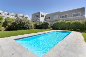 豪特湾Beach House Hout Bay的房子后院的游泳池