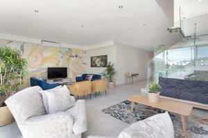 豪特湾Beach House Hout Bay的客厅里有一张沙发和一台电视