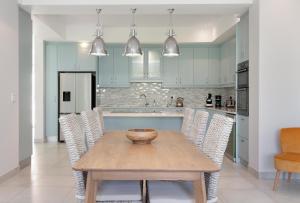豪特湾Beach House Hout Bay的配有木桌和椅子的厨房