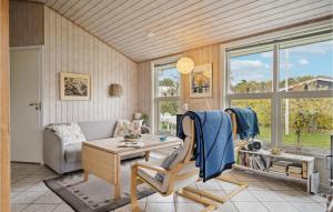 3 Bedroom Amazing Home In Nyborg في نيوبورغ: غرفة معيشة مع أريكة وطاولة
