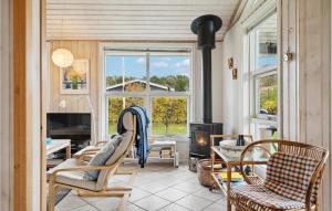 un soggiorno con camino e piano cottura di 3 Bedroom Amazing Home In Nyborg a Nyborg