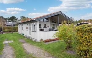 uma pequena casa branca com um quintal em 3 Bedroom Amazing Home In Nyborg em Nyborg
