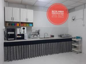 Η κουζίνα ή μικρή κουζίνα στο MATIINJANNAH HOMESTAY