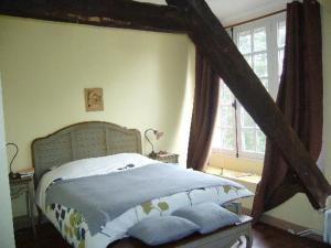 Postel nebo postele na pokoji v ubytování MANOIR DU TERTRE au coeur de la forêt de Brocéliande