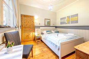 a bedroom with a bed and a table and chairs at Rosenstock Apartments Lüneburg in Lüneburg