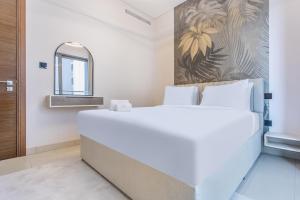 Postel nebo postele na pokoji v ubytování STAY BY LATINEM Luxury 1BR Holiday Home CVR A2703 near Burj Khalifa